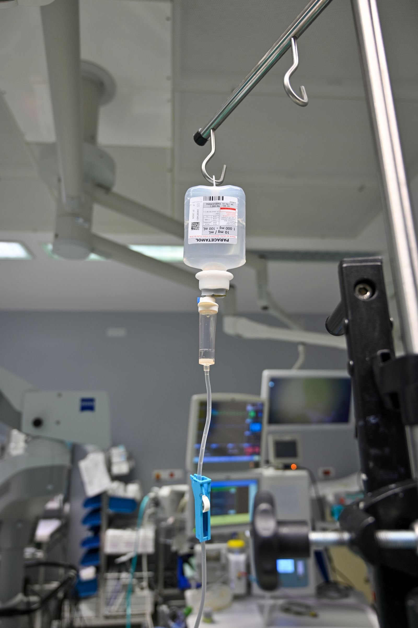 Equipo de infusão em ambiente hospitalar, sem pessoas; fotografia de banco.
