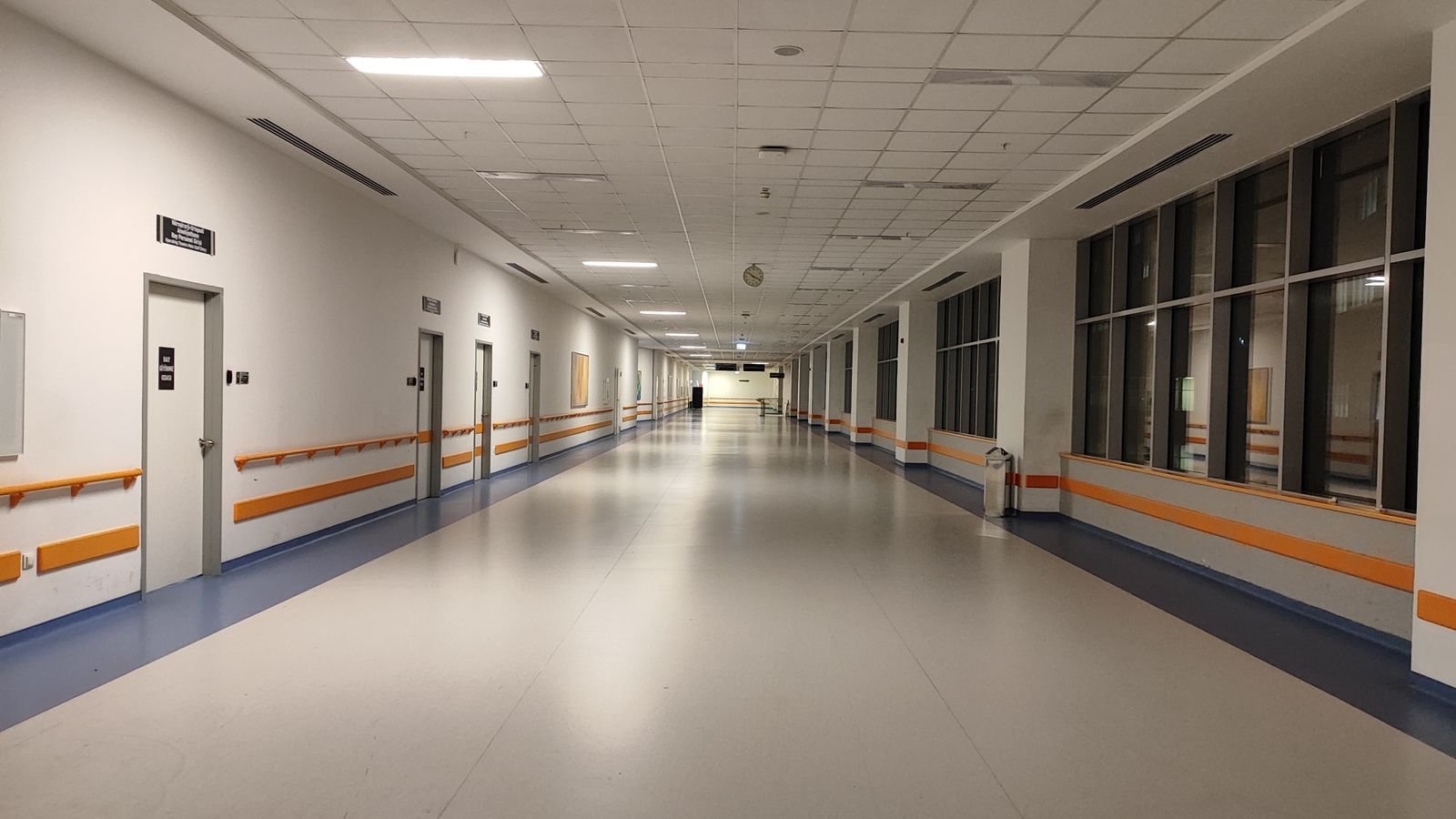 Corredor hospitalar amplo e desocupado; fotografia de banco, sem vínculo com instituição ou cliente específico.