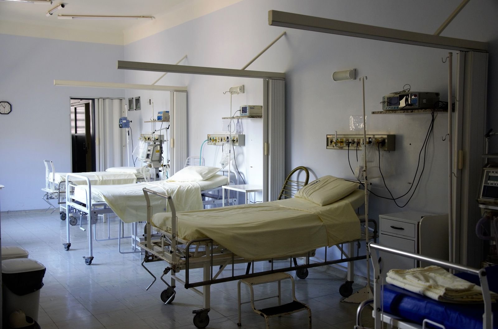 Leitos hospitalares desocupados em uma enfermaria; fotografia de banco.